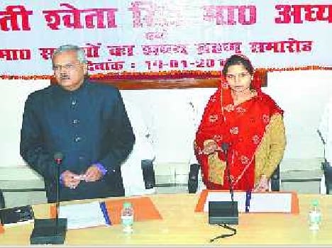 Shweta took the oath of district panchayat president 